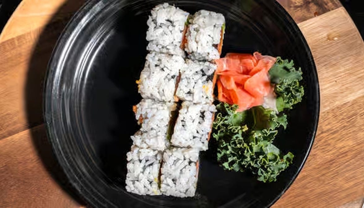 C5.Salmon Avocado Roll.